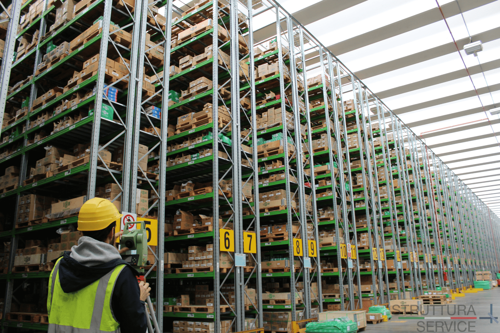 verifica verticalità scaffalature con teodolite struttura service STRUTTURA SERVICE SUPPORTA LO SPORT LOCALE